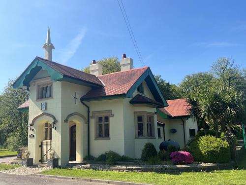 PontyclunにあるHafod Lodgeの小さな白屋