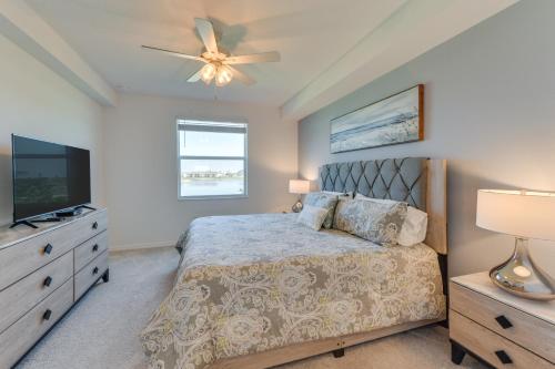 Katil atau katil-katil dalam bilik di Balcony and Golf Course View Venice Condo with Perks!