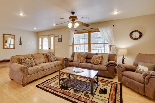 Χώρος καθιστικού στο Black Hills Home with Mickelson Trail Access!
