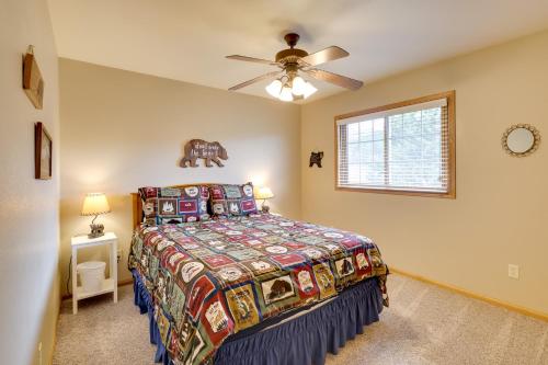 Ένα ή περισσότερα κρεβάτια σε δωμάτιο στο Black Hills Home with Mickelson Trail Access!
