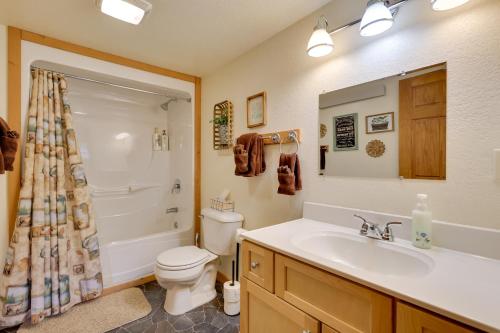 Ένα μπάνιο στο Black Hills Home with Mickelson Trail Access!