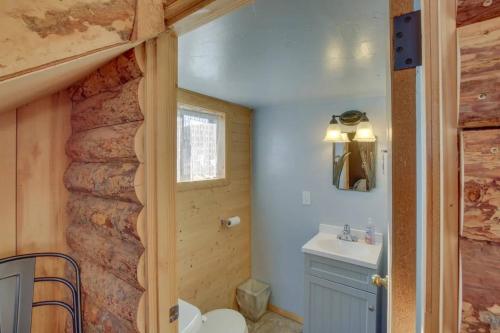 bagno con servizi igienici e lavandino in camera di Sleeps 44 Bear Lake Reunions a Paris