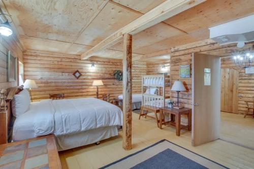 una camera da letto con un letto e una parete di legno di Sleeps 44 Bear Lake Reunions a Paris