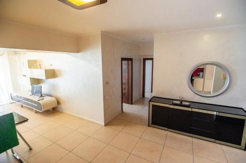 a living room with a mirror and a sink at Mamaia Lake View Apartament in Mamaia