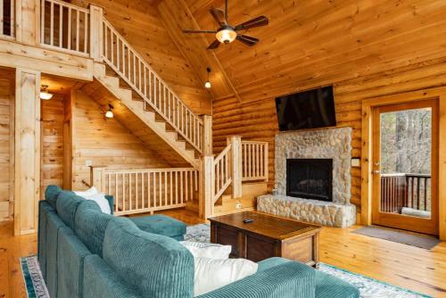 TV a/nebo společenská místnost v ubytování Cozy Carolina Cabin
