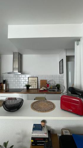 un modèle de cuisine avec un appareil rouge dans l'établissement Appartement de Luca, à Saint-André-de-Cubzac
