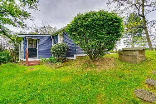 Zahrada ubytování Hike, Sip and Explore Charming Waterford Cottage!