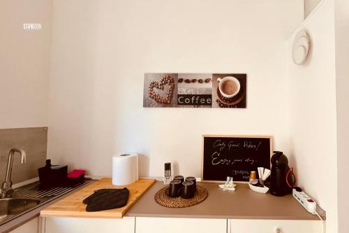 eine Küchentheke mit einer Kreidetafel und einem Kaffeeschild in der Unterkunft CentralStay Matera in Matera