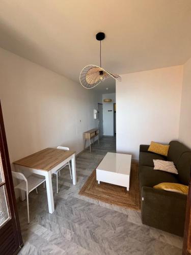 un salon avec un canapé et une table dans l'établissement Mariana - Balcony Sea view Sanguinaires - by TGB, à Ajaccio