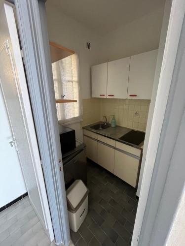 Il comprend une petite cuisine avec des toilettes et un lavabo. dans l'établissement Mariana - Balcony Sea view Sanguinaires - by TGB, à Ajaccio