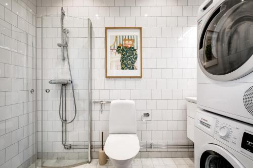 Bilik mandi di Heart of Södermalm Walk to Everything - 2Bed Apart