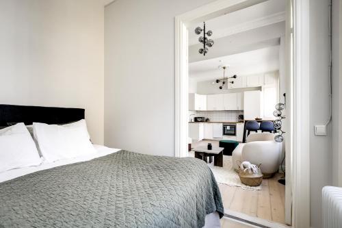 Katil atau katil-katil dalam bilik di Heart of Södermalm Walk to Everything - 2Bed Apart
