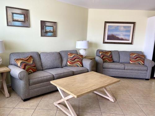 Χώρος καθιστικού στο Beachgate Condo Suites and Hotel 513 condo