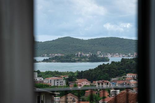 een raam met uitzicht op de stad en het meer bij Stars Apartments in Tivat