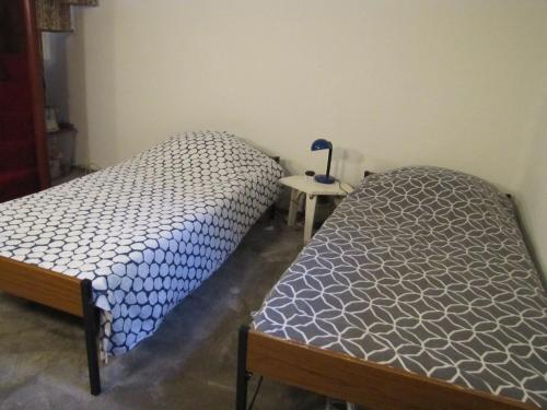 - 2 lits jumeaux dans une chambre avec une table dans l'établissement Coquillages et Crustacés - Piscine & Tennis, à Gassin