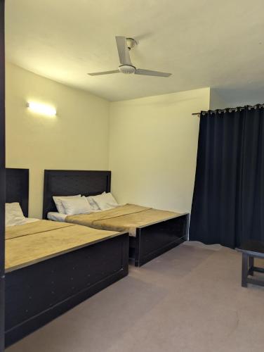Ένα ή περισσότερα κρεβάτια σε δωμάτιο στο Kunhar Sarai Hotel Balakot with 2 MASTER BEDS in ONE ROOM
