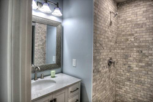 Bilik mandi di 40142 N Carolina Ave