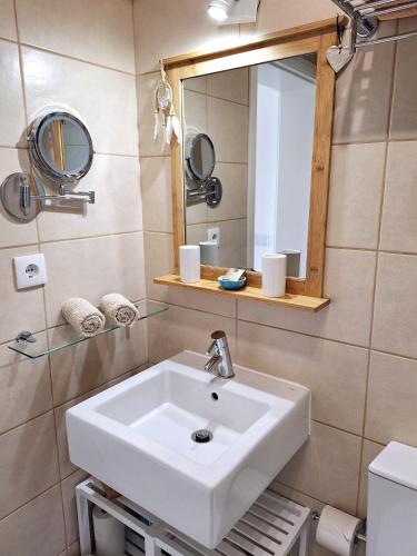 a bathroom with a sink and a mirror at Romantik Villa in Salema