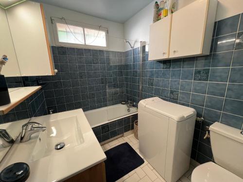 a bathroom with a toilet and a sink and a tub at Petite maison provençale pour 4 personnes in Bormes-les-Mimosas