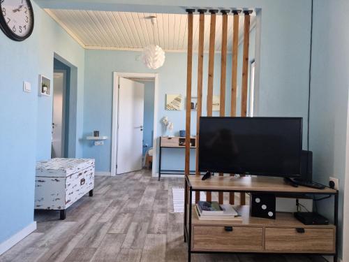 a living room with a flat screen tv on a table at Casa do Baixio in Faja Grande