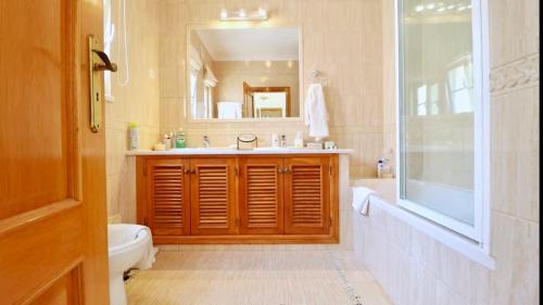 Et badeværelse på Casa da Luz 9 , golf view townhouse