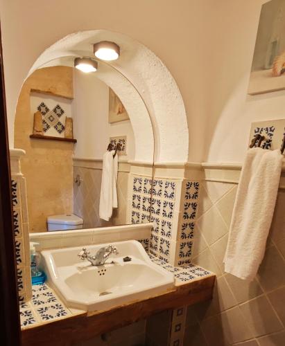a bathroom with a sink and a mirror at Villa townhouse Calvario in Pollença