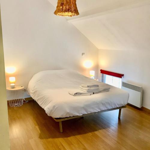 une chambre avec un lit avec des draps blancs et un lustre dans l'établissement Head to Criel Plage Private Parking & Terrace, à Criel-sur-Mer