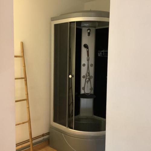 une douche dans une salle de bain avec une porte vitrée dans l'établissement Head to Criel Plage Private Parking & Terrace, à Criel-sur-Mer