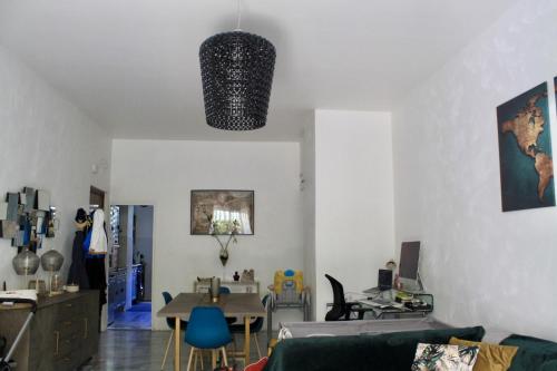 un salon avec un canapé et une table dans l'établissement DaMaky2, à Nice