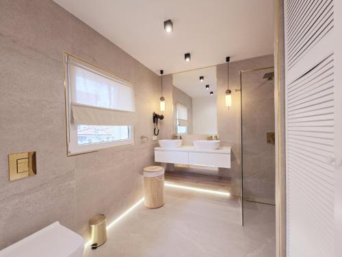 een badkamer met twee wastafels en een douche bij Playas de Mallorca in Muro