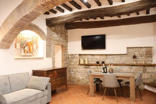 a living room with a couch and a table at Casa di Giò in Todi