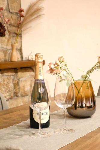 a bottle of wine and two glasses on a table at Casa di Giò in Todi