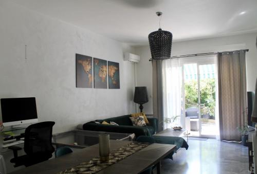 un salon avec un canapé et une table dans l'établissement DaMaky2, à Nice