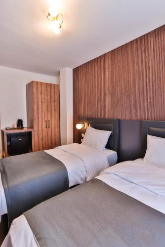 two beds sitting next to each other in a room at Finsbury Rose in London