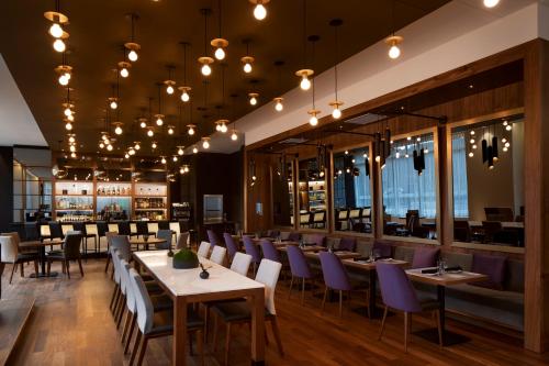 Ein Restaurant oder anderes Speiselokal in der Unterkunft AC Hotel by Marriott Ottawa Downtown 