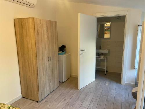 GiannellaにあるCasetta Ricciのバスルーム付きの部屋への開放ドア