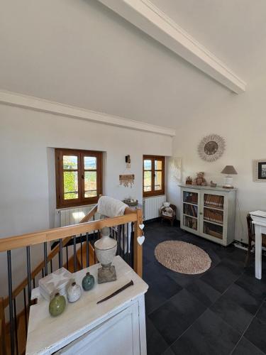 un salon avec un escalier et une table dans l'établissement Maison de village avec vue magnifique, à Cagnes-sur-Mer