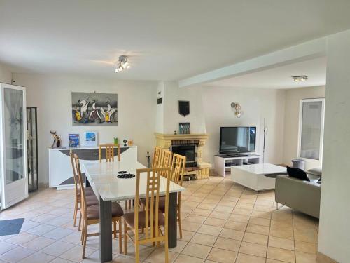 une cuisine et un salon avec une table et des chaises dans l'établissement Escale Côte et Mer, à Clohars-Fouesnant