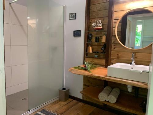 Cottage Ô Cœur de Bel Hâlé في سانت-روز: حمام مع حوض ودش