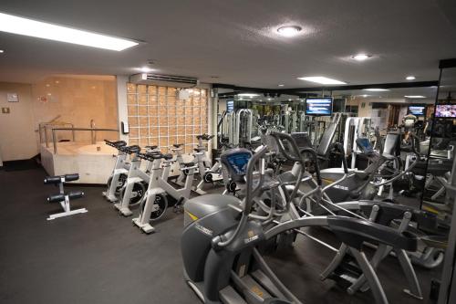 Das Fitnesscenter und/oder die Fitnesseinrichtungen in der Unterkunft Barceló San José