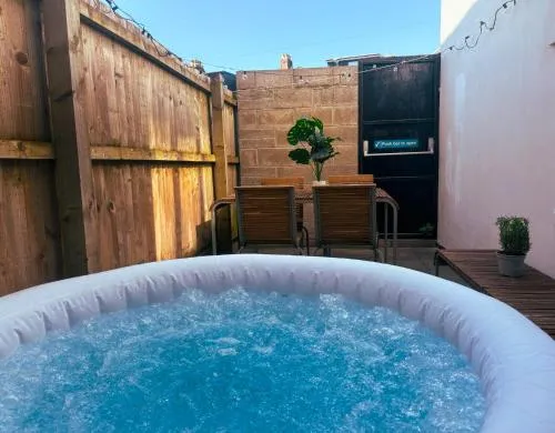 Duplex Stay With Hot Tub Opposite Stadium photo 1