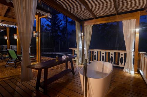 Pacuare Lodge by Böënaにあるバルコニーまたはテラス