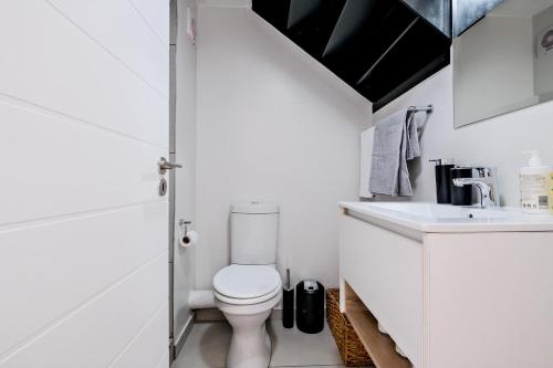 Un baño pequeño con inodoro y lavabo. en Peaceful Fourways Loft Apartment, en Sandton