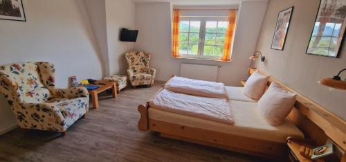 Postel nebo postele na pokoji v ubytování Hotel-Weinhaus Stettler