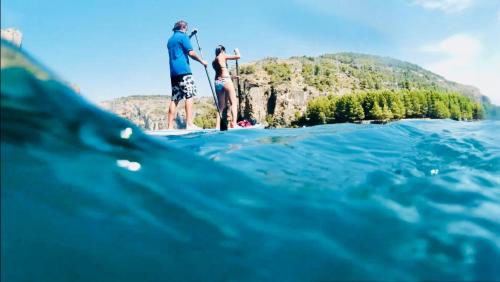 two people standing on the edge of a body of water at Ignis Rural Apartment - Casillas Valle de Ayora in Jalance