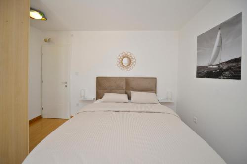 多布罗塔SEA VIEW apartment 2km from the Old Town of Kotor的白色卧室配有大床