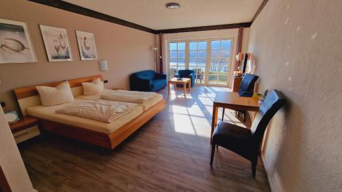 Postel nebo postele na pokoji v ubytování Hotel-Weinhaus Stettler