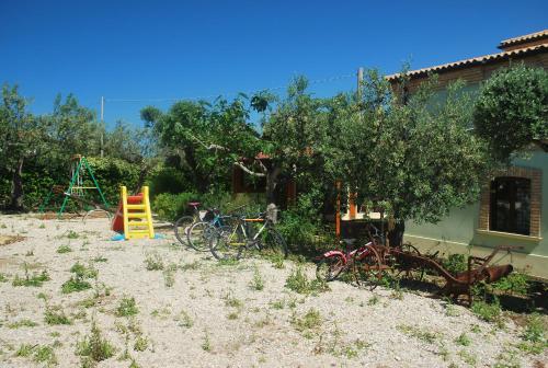 a group of bikes parked in front of a house at Agriturismo Villa Vetiche in Rocca San Giovanni