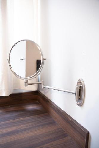 a mirror on a wall in a bathroom at Departamento Maestro in León