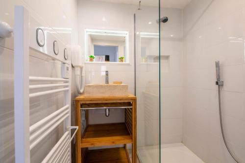 une salle de bain avec un lavabo et une douche dans l'établissement Résidence le Village de Cap Esterel - maeva Home - Appartement climatisé vue mer 2 pièces 4 personnes - Prestige - super Home MAE-8991, à Saint-Raphaël